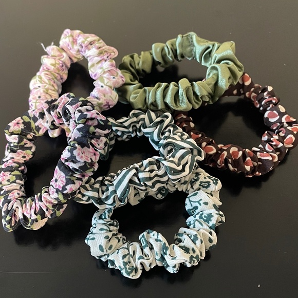 5 for $20: American Eagle skinny scrunchies - Picture 2 of 8